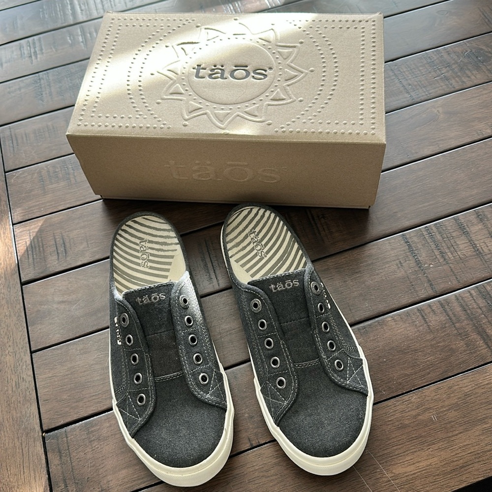 Taos Footwear Women's Slip-On Sneakers in Dark Charcoal Gray and White